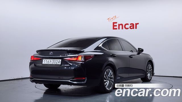 Lexus ES 300h 7-го поколения Executive - фото 1