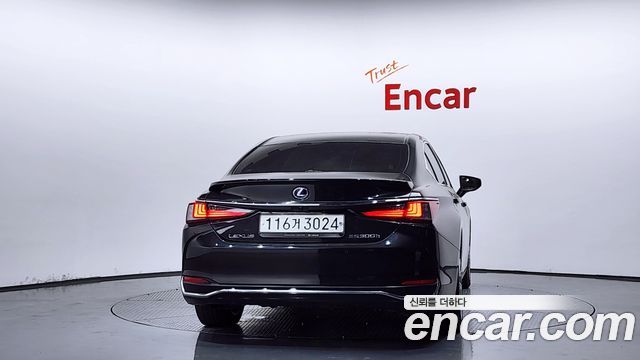Lexus ES 300h 7-го поколения Executive - фото 3