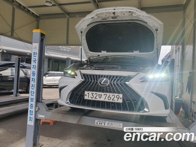 Lexus ES 300h 7-го поколения Executive - фото 0