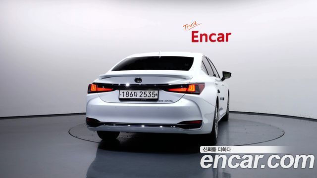 Lexus ES 300h 7-го поколения Executive - фото 2