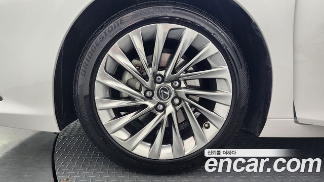 Lexus ES 300h 7-го поколения Executive - фото 3