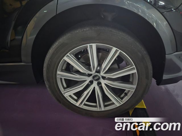 Audi Q8 45 TDI Quattro Premium - фото 1