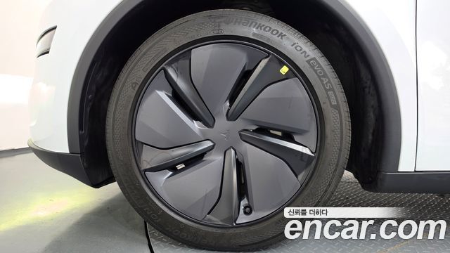 Tesla Model Y Long Range AWD - фото 4