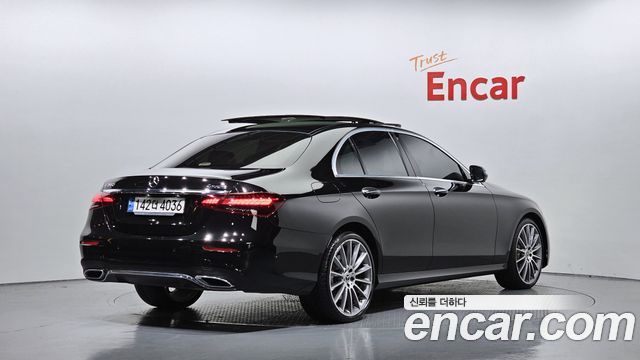 Mercedes-Benz E-Class W213 E350 4MATIC AMG Line - фото 1