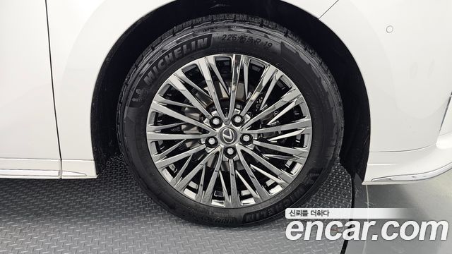 Lexus LM 2-го поколения 500h Royal - фото 4