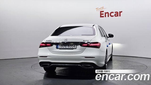 Mercedes-Benz E-Class W213 E220d 4MATIC AMG Line - фото 3