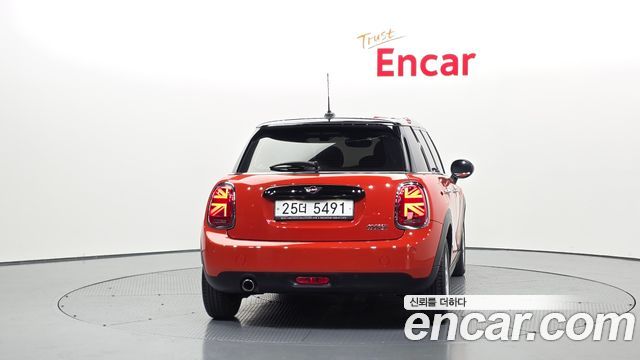 Mini Cooper 5Door Standard 3rd - фото 3
