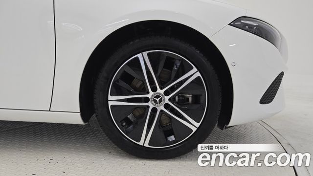 Mercedes-Benz A-Class W177 A220 Sedan - фото 4