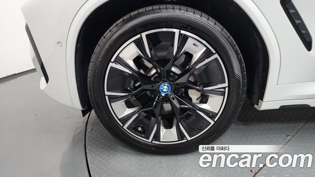 BMW iX3 M Sports - фото 4
