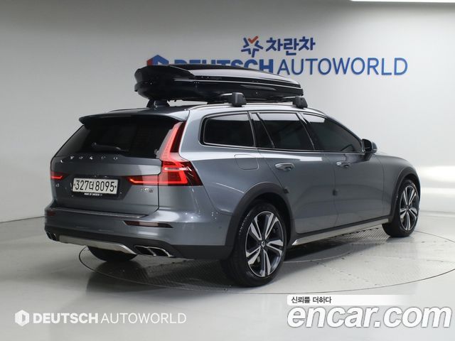 Volvo V60 2-го поколения T5 Pro AWD - фото 1
