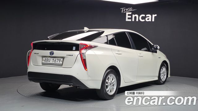 Toyota Prius 4-го поколения 1.8 E - фото 1