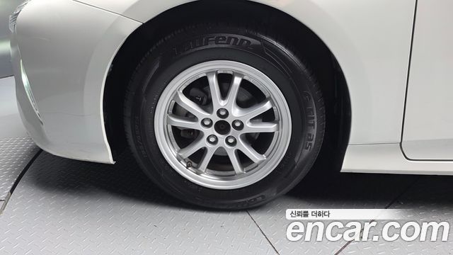 Toyota Prius 4-го поколения 1.8 E - фото 4