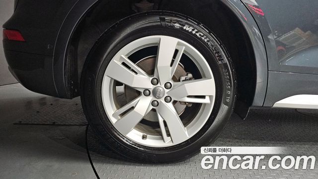 Audi Q5 FY 45 TFSI Quattro Premium - фото 3
