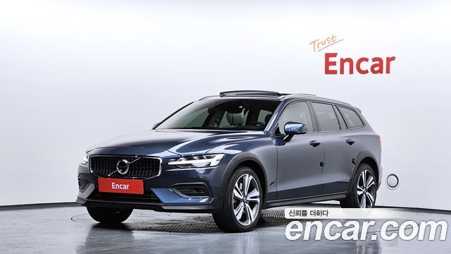 Volvo V60 2-го поколения T5 Pro AWD - фото 0