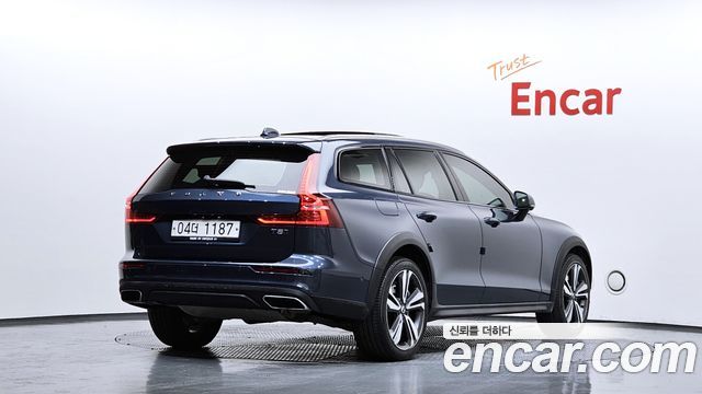 Volvo V60 2-го поколения T5 Pro AWD - фото 1