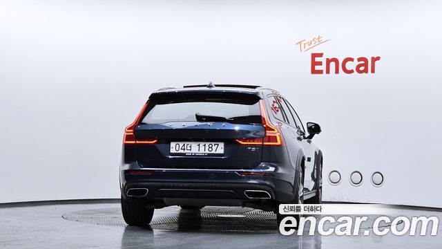 Volvo V60 2-го поколения T5 Pro AWD - фото 3