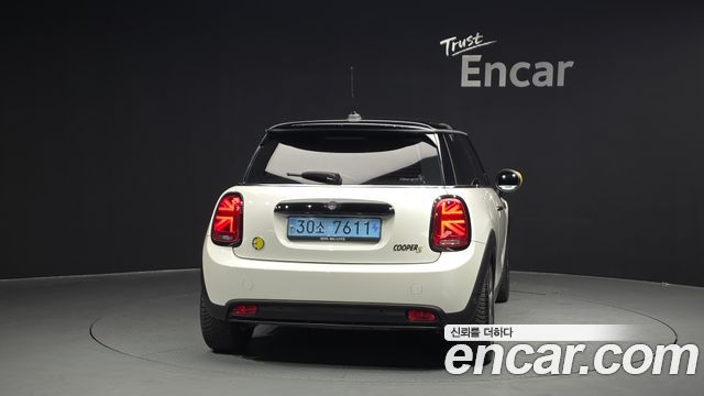 Mini Cooper SE Electric 3rd - фото 3