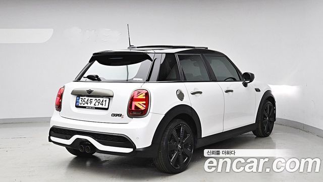 Mini Cooper 5Door Resolute Edition 3rd Gen - фото 1