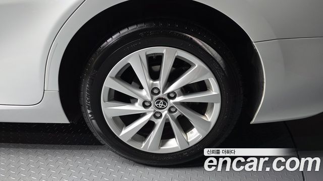 Toyota Camry XV70 2.5 LE Hybrid - фото 4