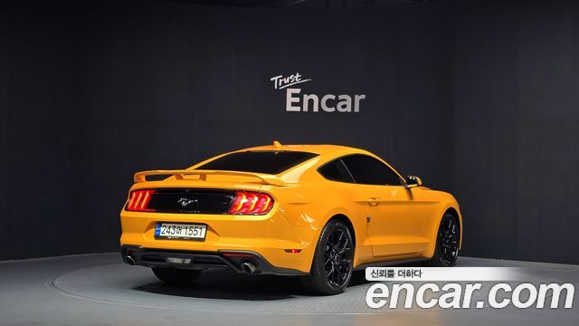 Ford Mustang Coupe - фото 1