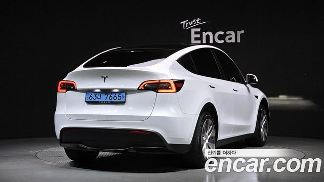 Tesla Model Y RWD - фото 1