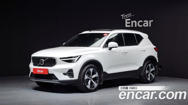 Volvo XC40 B4 Ultra Bright - фото 0