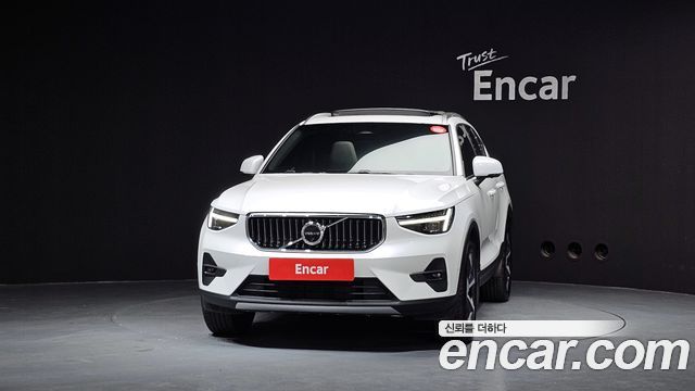 Volvo XC40 B4 Ultra Bright - фото 2