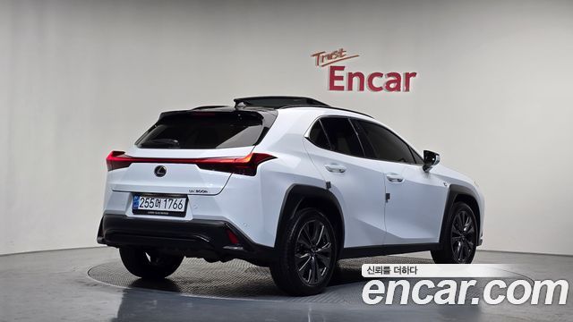 Lexus UX 2.0 F-Sport 2WD - фото 1