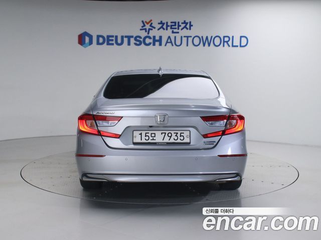 Honda Accord 10-го поколения 2.0 Hybrid Touring - фото 3