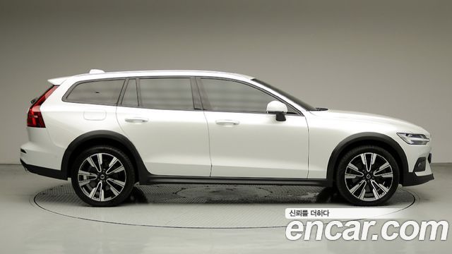 Volvo V60 2-го поколения B5 Pro AWD - фото 1