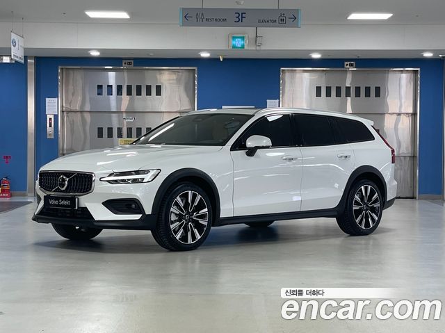 Volvo V60 2-го поколения B5 Ultra AWD - фото 0