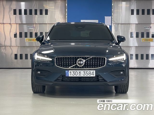 Volvo V60 2-го поколения B5 Ultimate AWD - фото 2
