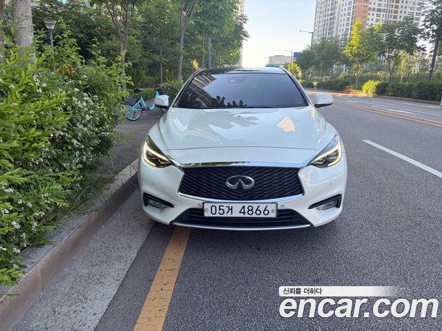 Infiniti Q30 2.0 Essential - фото 0