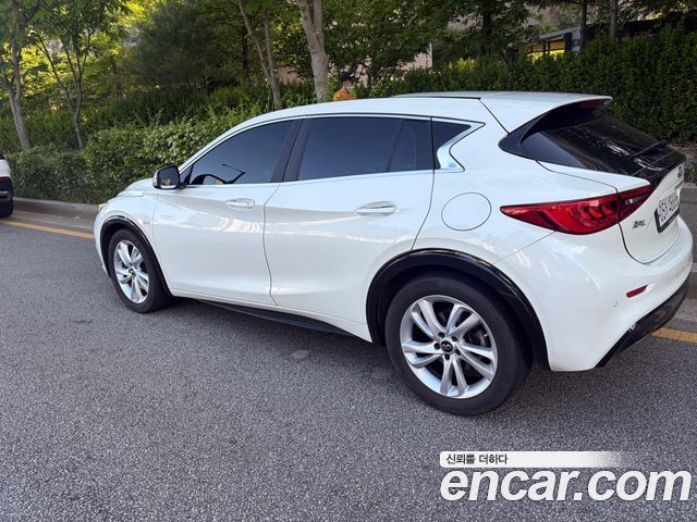 Infiniti Q30 2.0 Essential - фото 1
