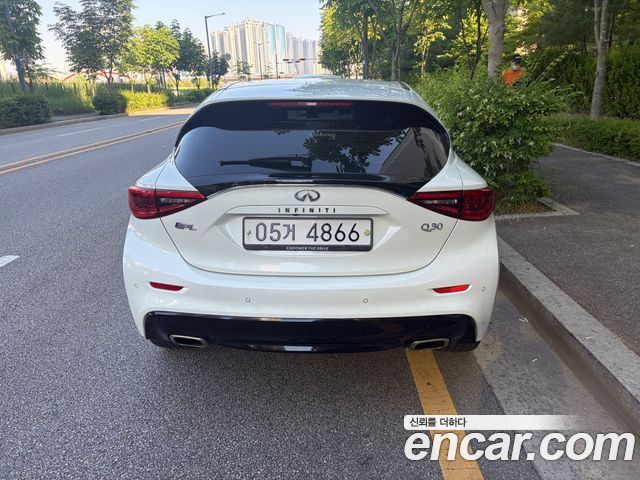 Infiniti Q30 2.0 Essential - фото 3