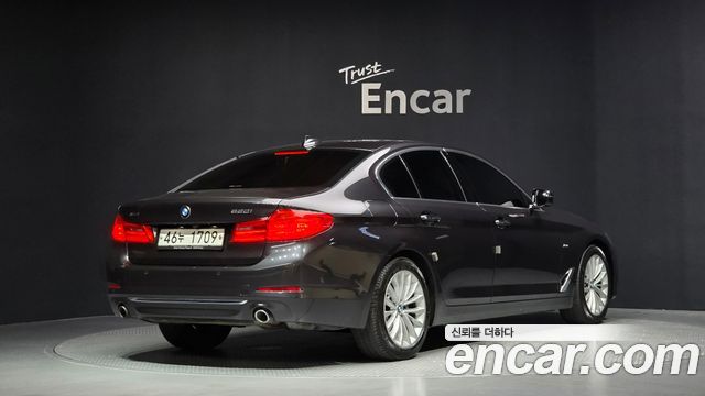 BMW 5-Series G30 530i xDrive Luxury Plus - фото 1