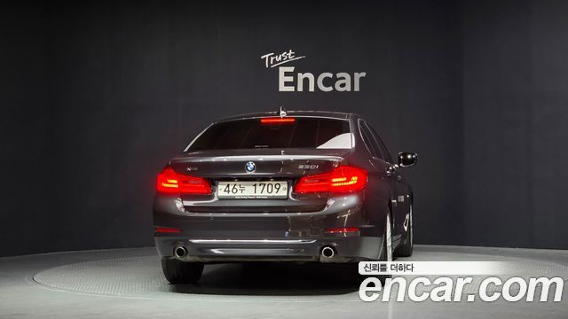 BMW 5-Series G30 530i xDrive Luxury Plus - фото 3