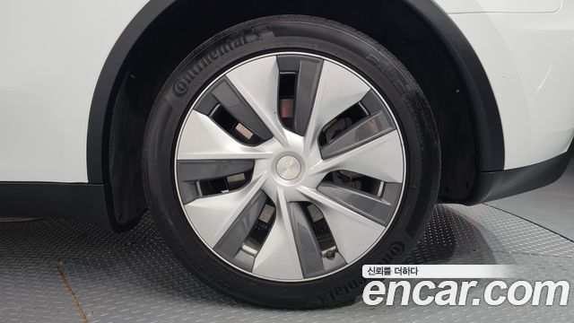 Tesla Model Y Long Range AWD - фото 4