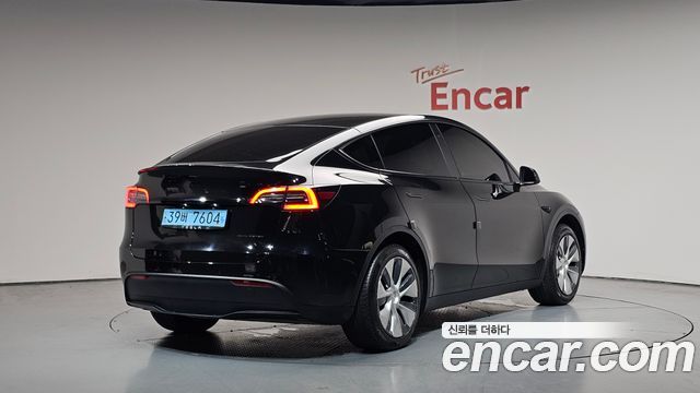 Tesla Model Y Standard Range RWD - фото 1