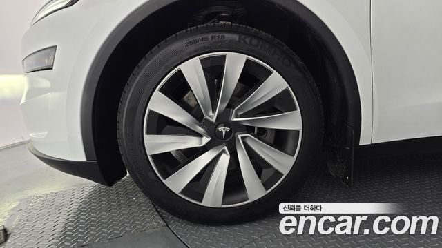 Tesla Model Y RWD - фото 3