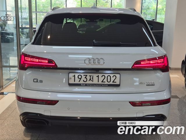 Audi Q5 FY 45 TFSI Quattro Premium - фото 3