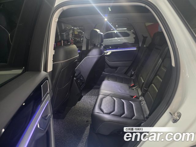 Volkswagen Touareg 3-го поколения 4.0 TDI Prestige - фото 4