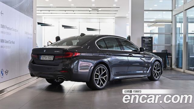 BMW 5-Series G30 530e M Sport - фото 1