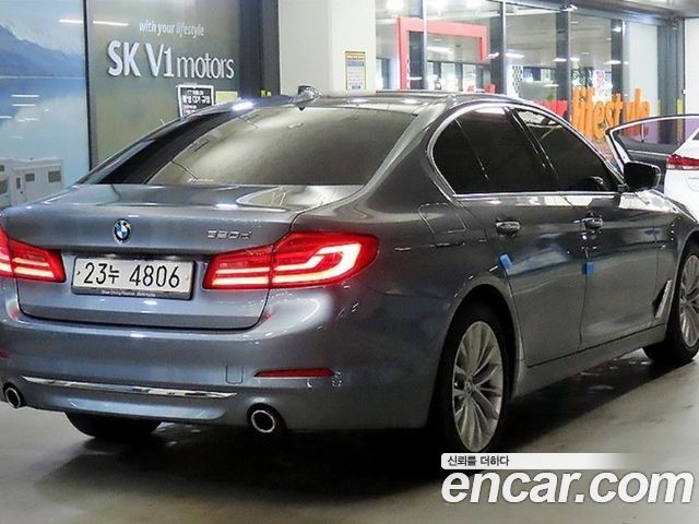 BMW 5-Series G30 520d Luxury Plus - фото 3