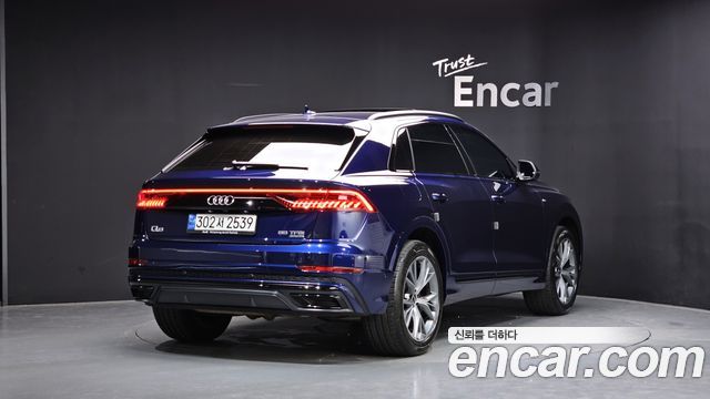 Audi Q8 55 TFSI Quattro Premium - фото 1