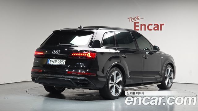 Audi Q7 55 TFSI Quattro Premium - фото 0