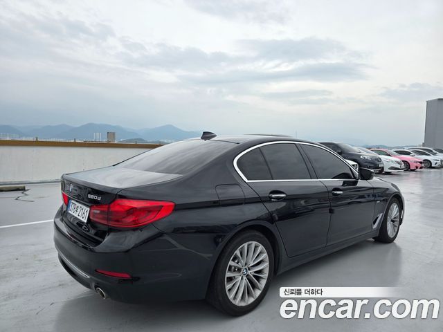 BMW 5-Series G30 520d Luxury Special Edition - фото 2