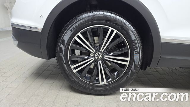 Volkswagen Tiguan 2-го поколения 2.0 TDI Premium - фото 4