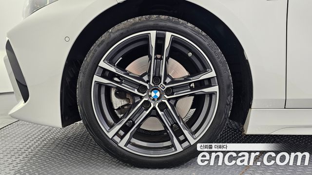 BMW 1-Series F40 120i M Sports - фото 4