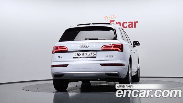 Audi Q5 FY 45 TFSI Quattro Premium - фото 3